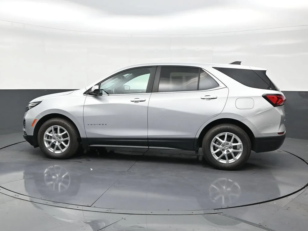 2022 Chevrolet Equinox LT photo 2