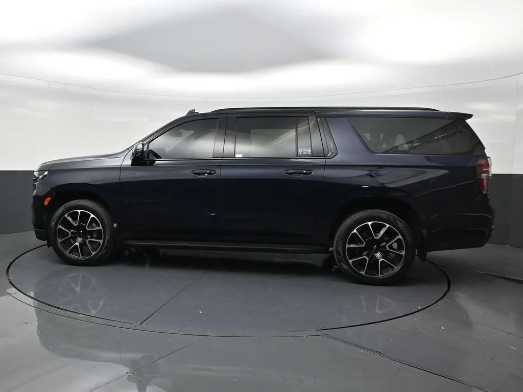 2024 Chevrolet Suburban RST photo 2