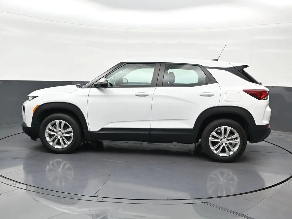 2023 Chevrolet Trailblazer LS photo 2