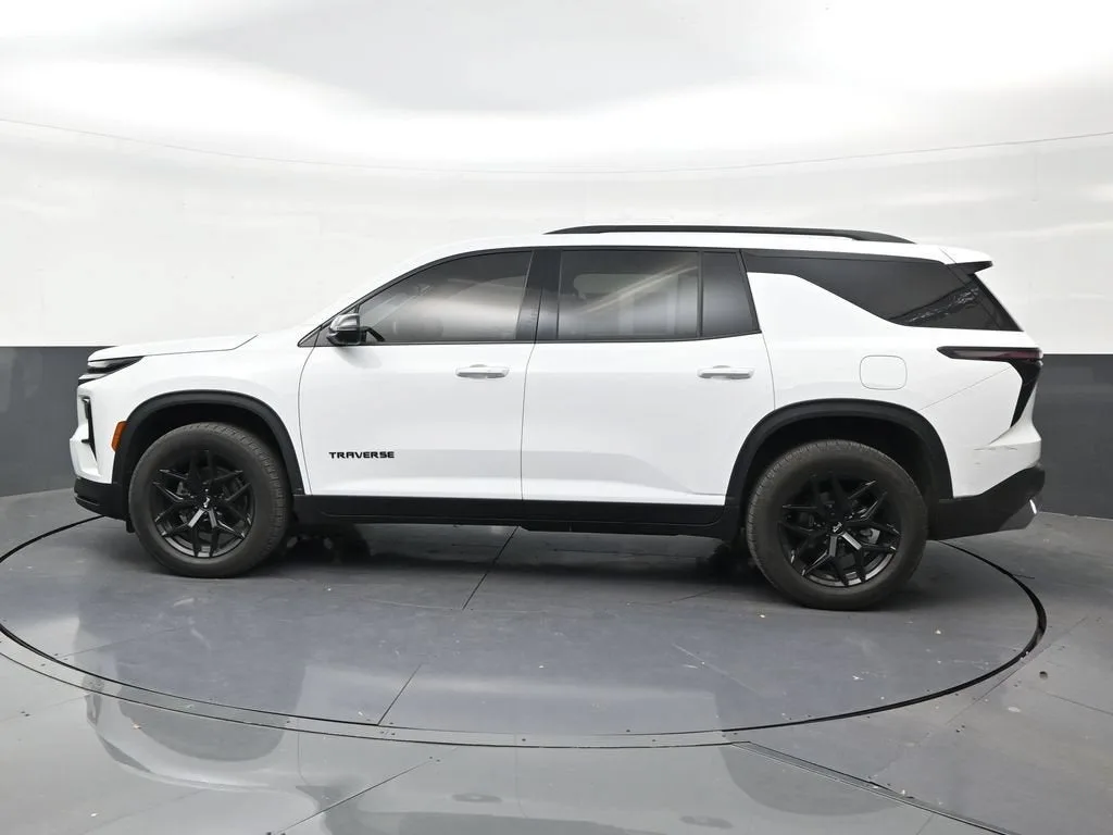 2024 Chevrolet Traverse LT photo 2