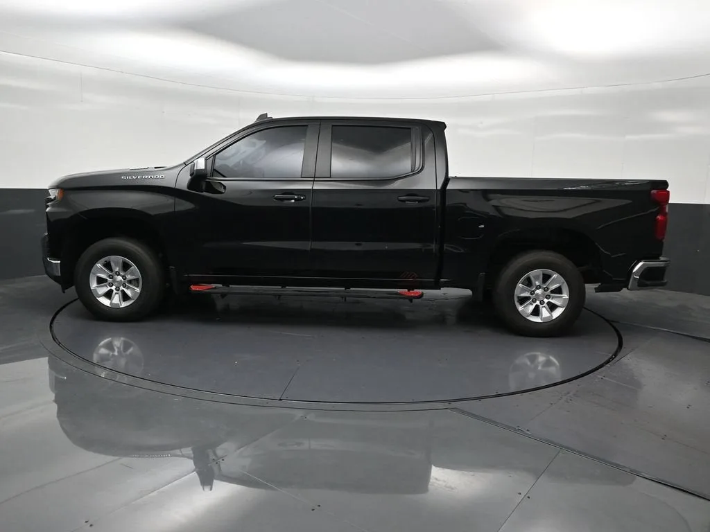 2021 Chevrolet Silverado 1500 LT photo 2