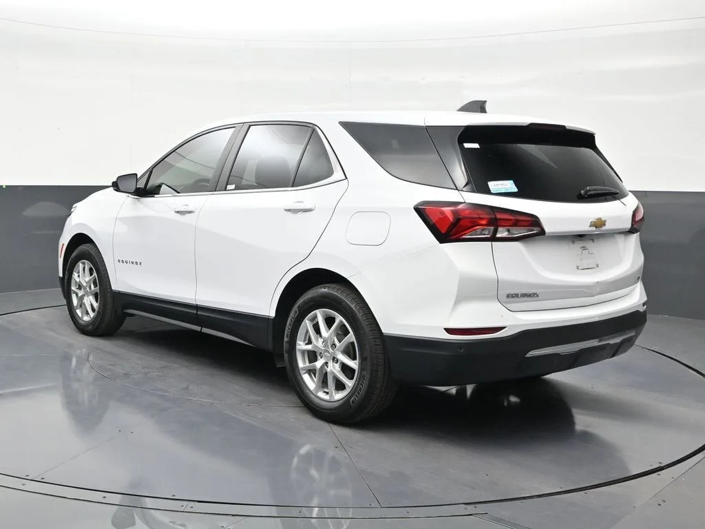 2024 Chevrolet Equinox LT photo 3