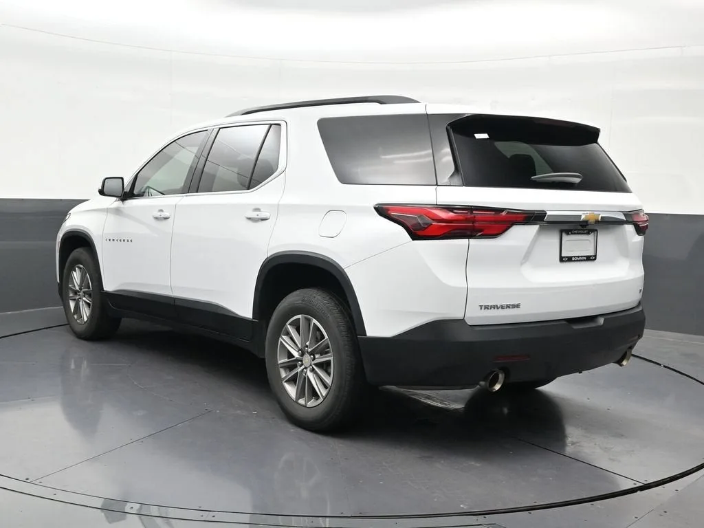 2023 Chevrolet Traverse LT Cloth photo 3