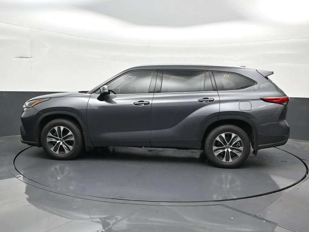 2021 Toyota Highlander XLE photo 2