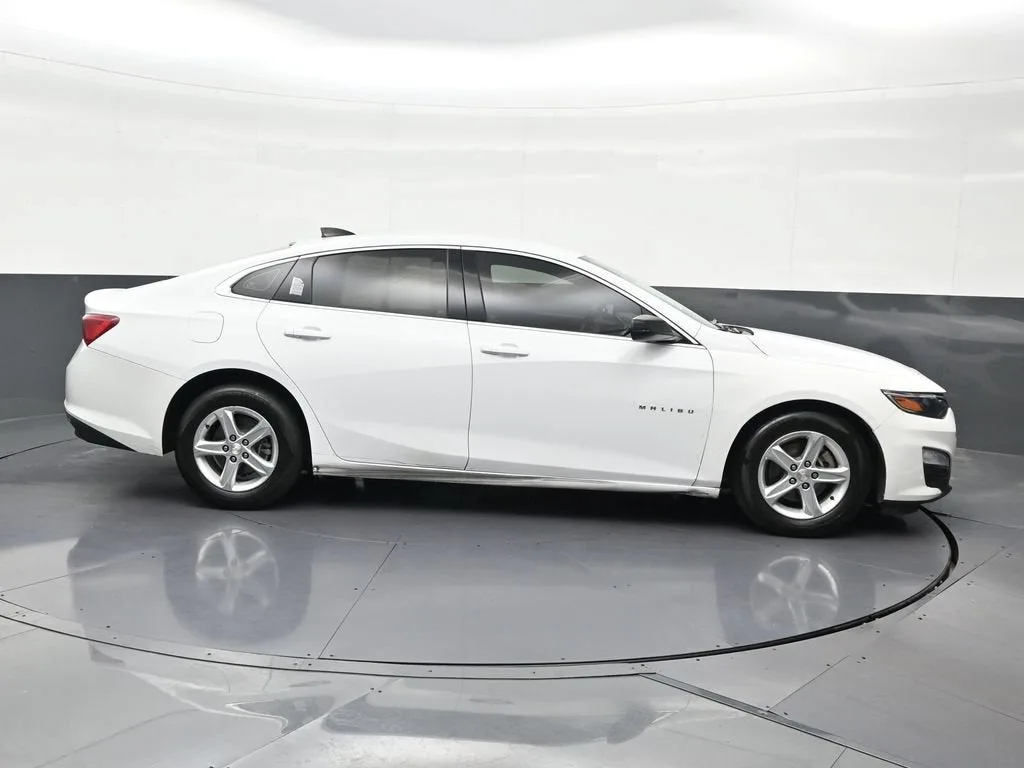 2022 Chevrolet Malibu LS photo 7