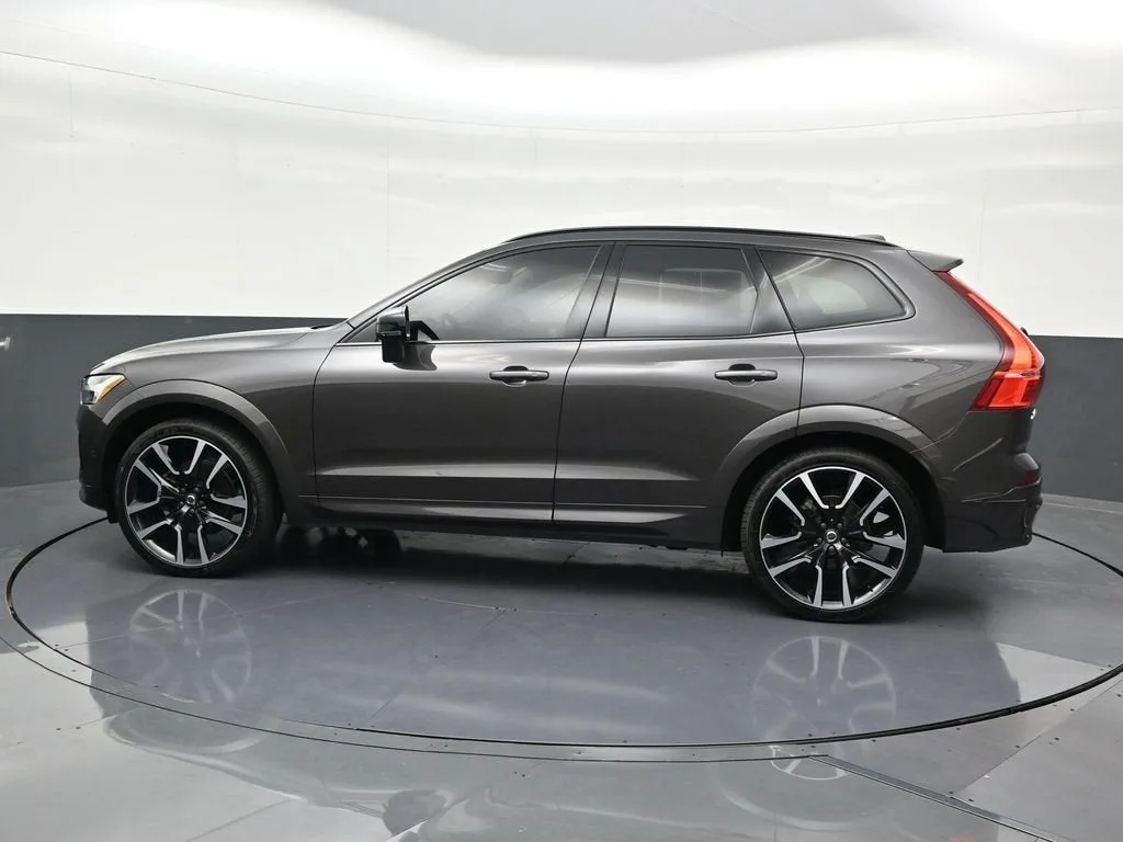 2024 Volvo XC60 B5 Ultimate Dark Theme photo 2