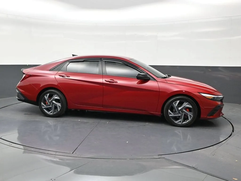 2025 Hyundai Elantra SEL Sport photo 6