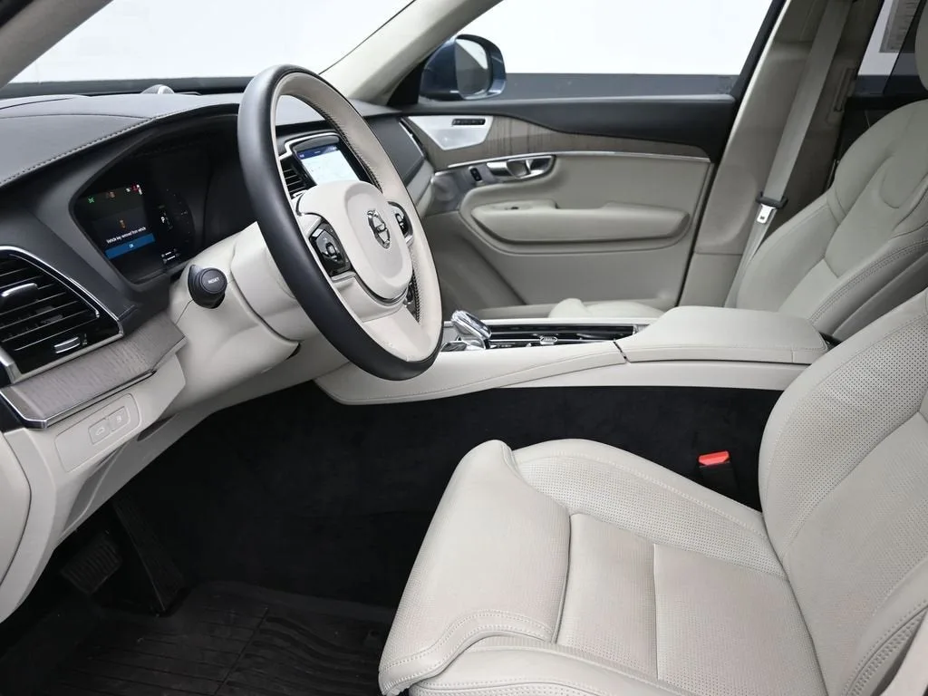 2025 Volvo XC90 Plug-In Hybrid T8 Ultra 6-Seater photo 11