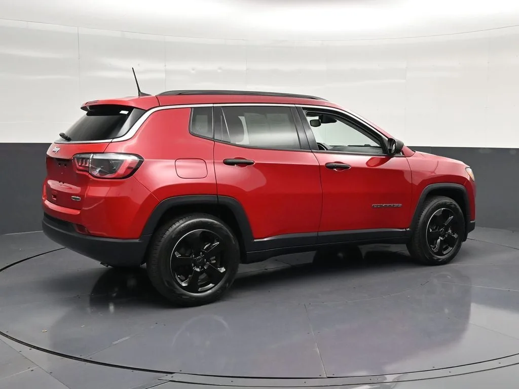 2021 Jeep Compass Latitude photo 3