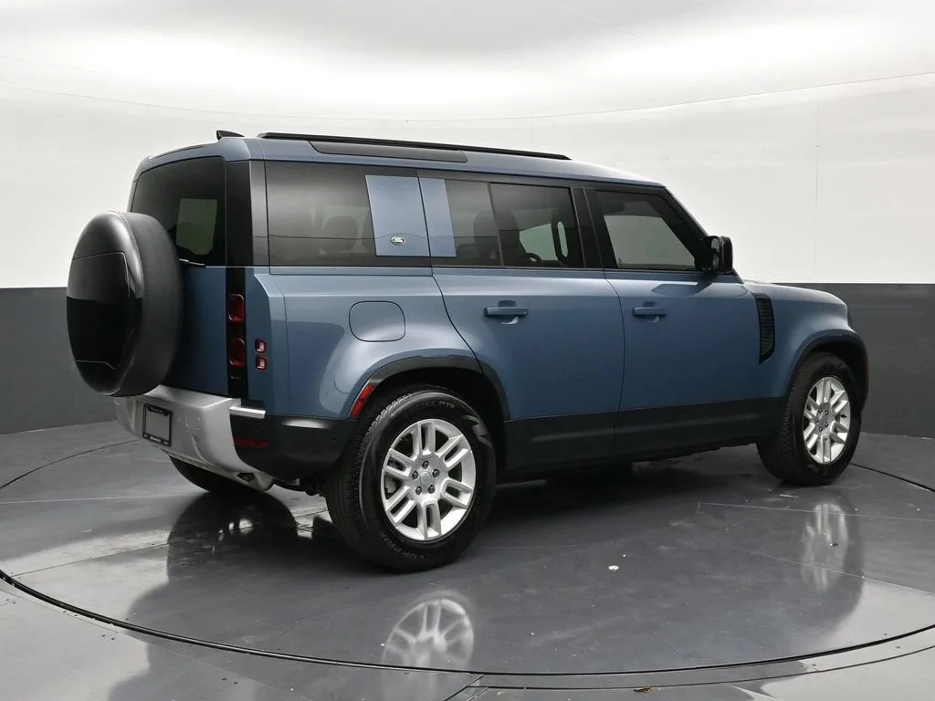 2024 Land Rover Defender 110 P300 photo 5