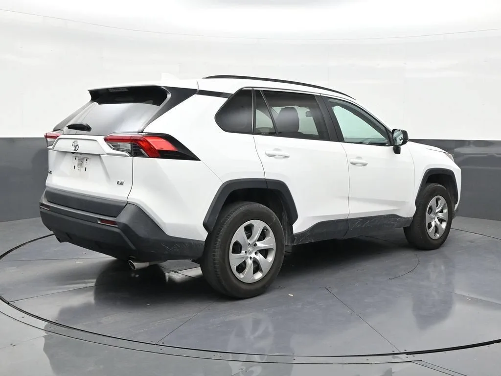 2020 Toyota RAV4 LE photo 5