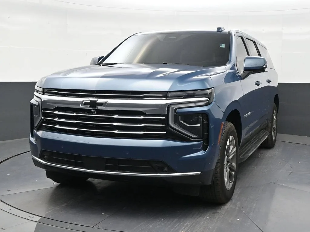 2025 Chevrolet Suburban LT photo 8
