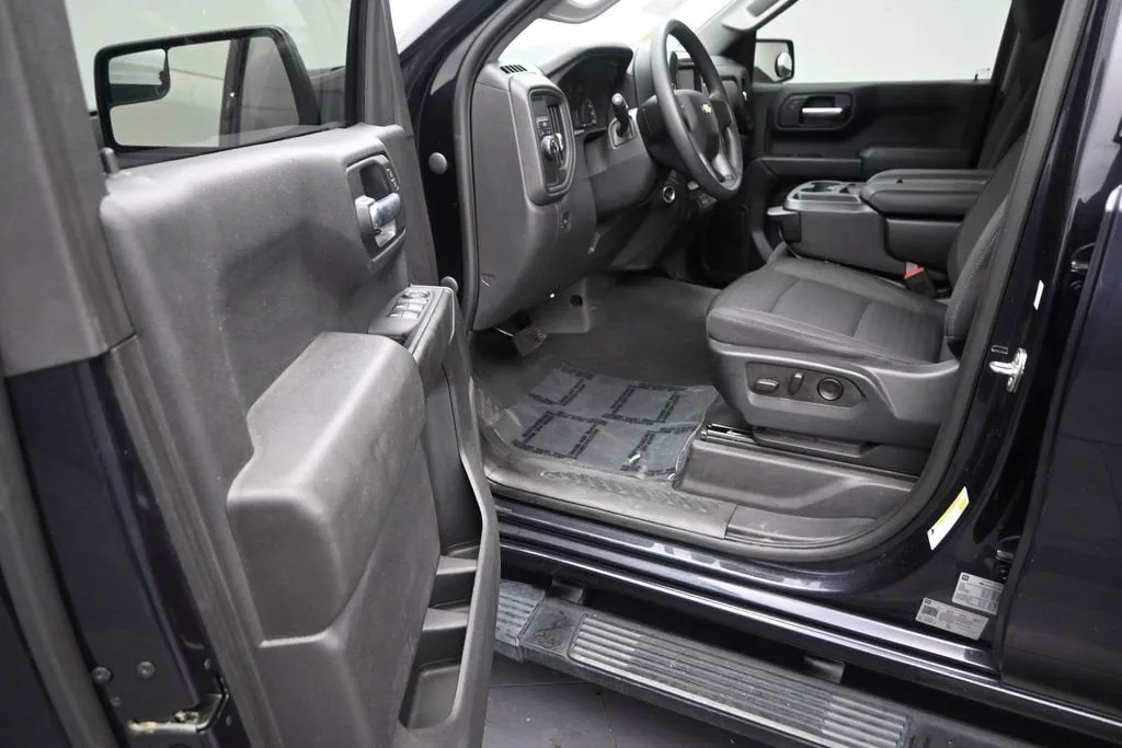 2023 Chevrolet Silverado 1500 Custom photo 11