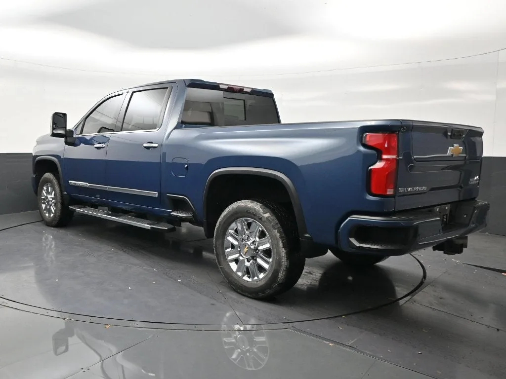 2025 Chevrolet Silverado 2500 HD High Country photo 3