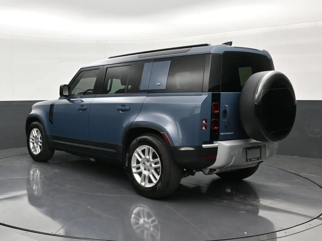 2024 Land Rover Defender 110 P300 photo 3