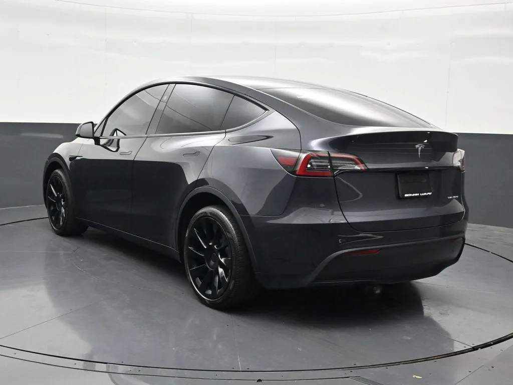 2024 Tesla Model Y Long Range photo 3