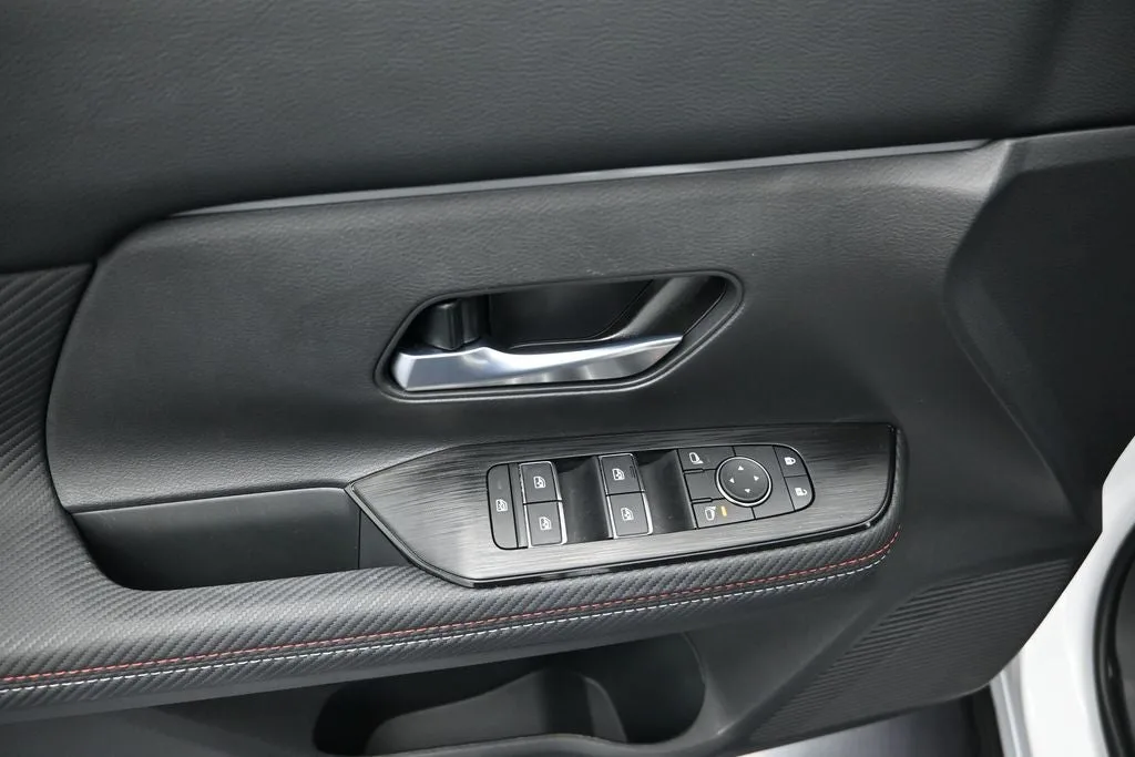 2025 Nissan Kicks SR photo 10