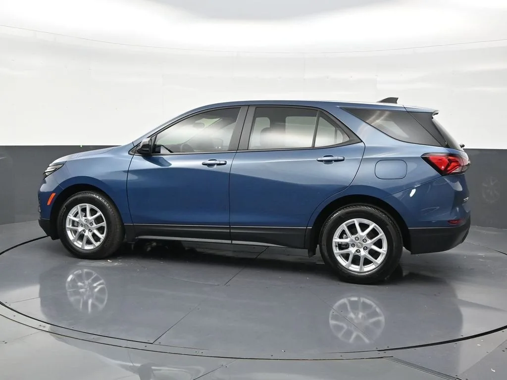 2024 Chevrolet Equinox LS photo 2