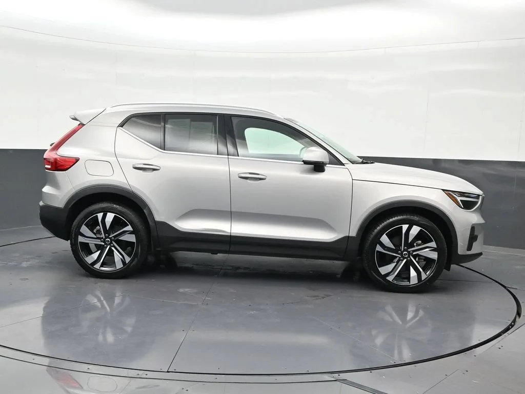 2023 Volvo XC40 B5 Plus Bright Theme photo 7