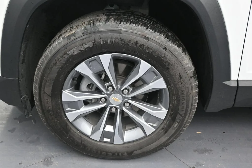 2025 Chevrolet Equinox LT photo 9