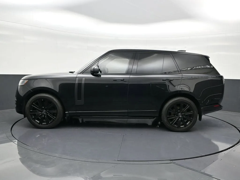 2023 Land Rover Range Rover SE photo 2