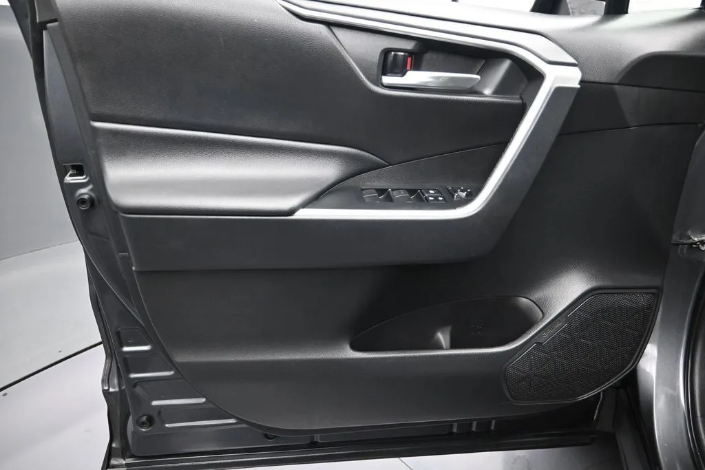 2021 Toyota RAV4 XLE photo 12