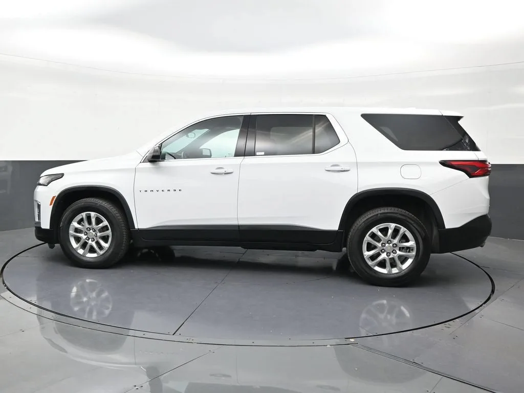 2023 Chevrolet Traverse LS photo 2