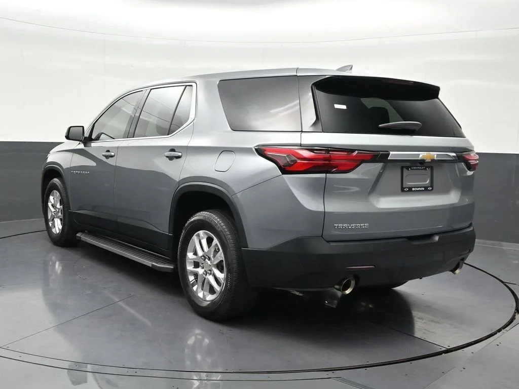2023 Chevrolet Traverse LS photo 3