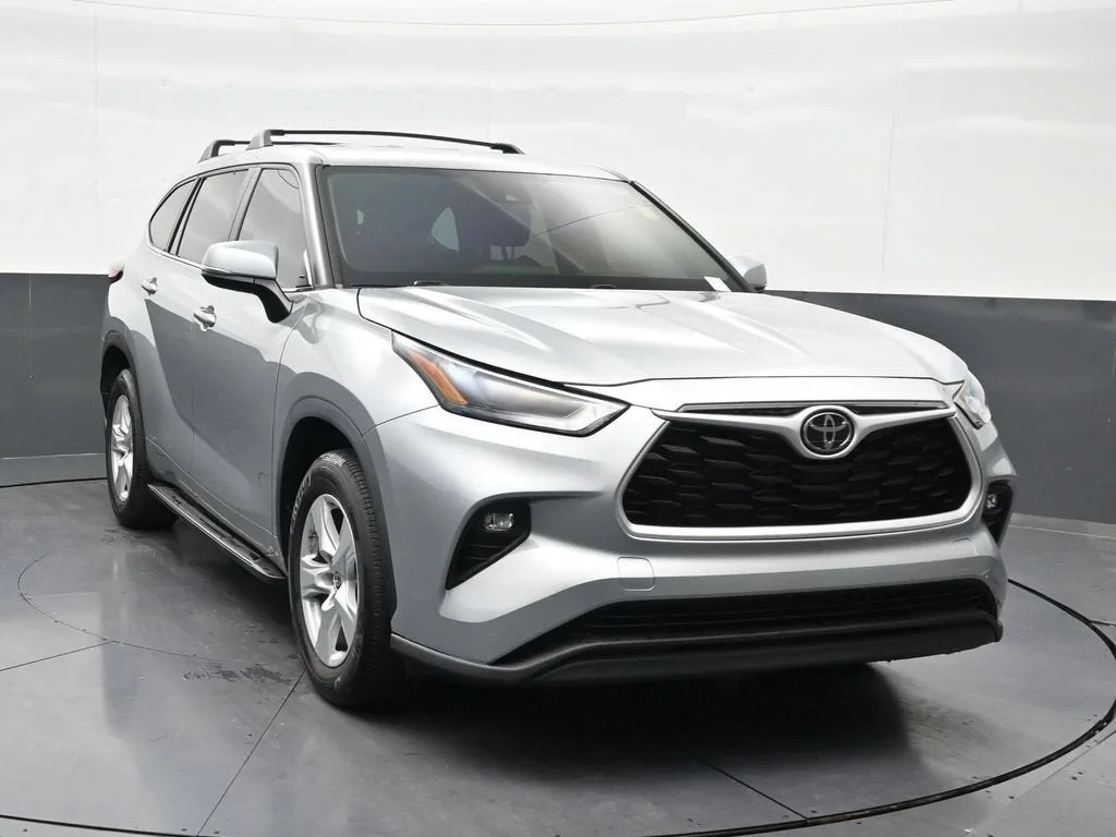 2023 Toyota Highlander L photo 8