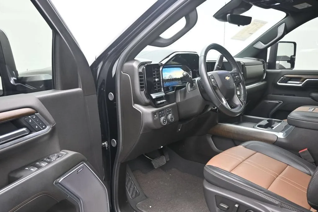2025 Chevrolet Silverado 3500 HD High Country DRW photo 10