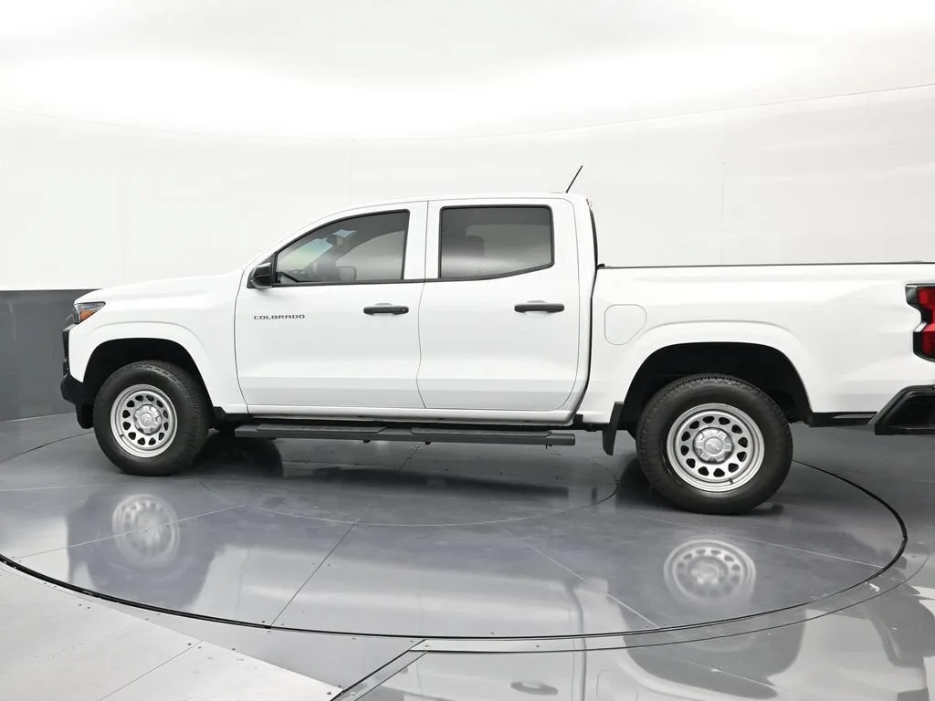 2024 Chevrolet Colorado WT photo 2
