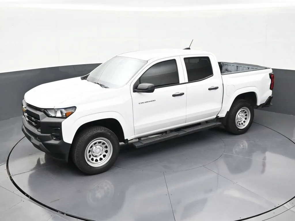 2024 Chevrolet Colorado WT photo 12