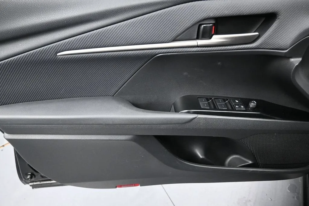 2025 Toyota Camry SE photo 11