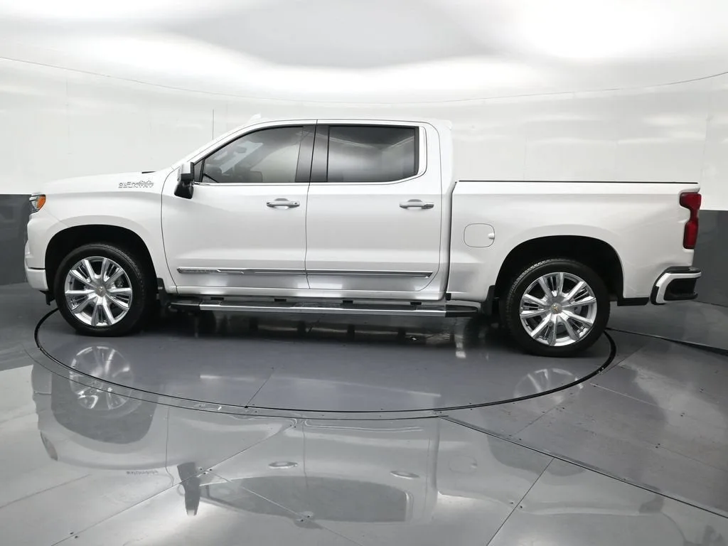 2025 Chevrolet Silverado 1500 High Country photo 2