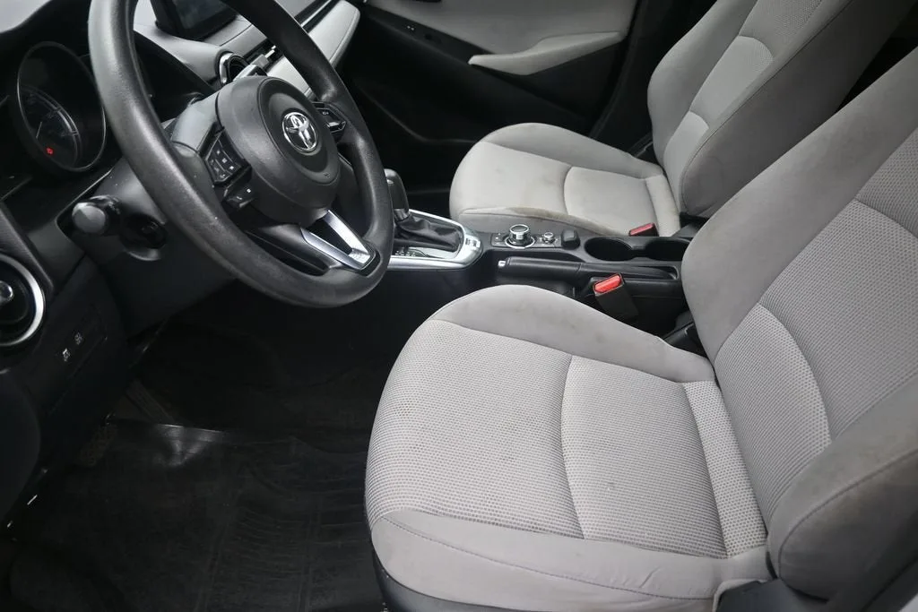 2020 Toyota Yaris LE photo 12
