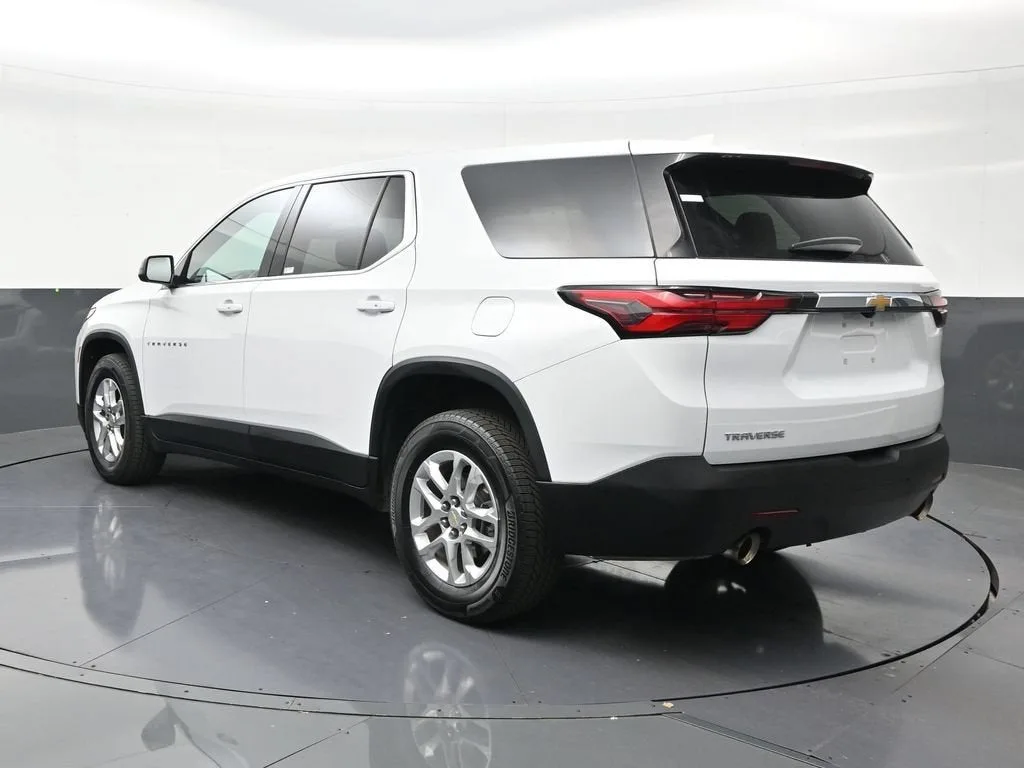 2023 Chevrolet Traverse LS photo 3