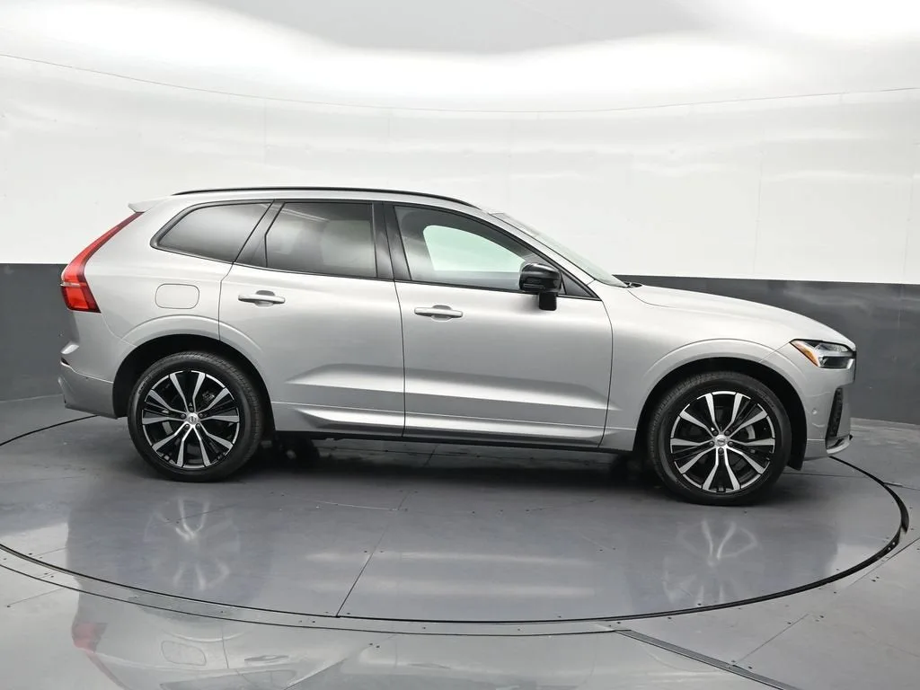 2024 Volvo XC60 B5 Plus Dark Theme photo 7