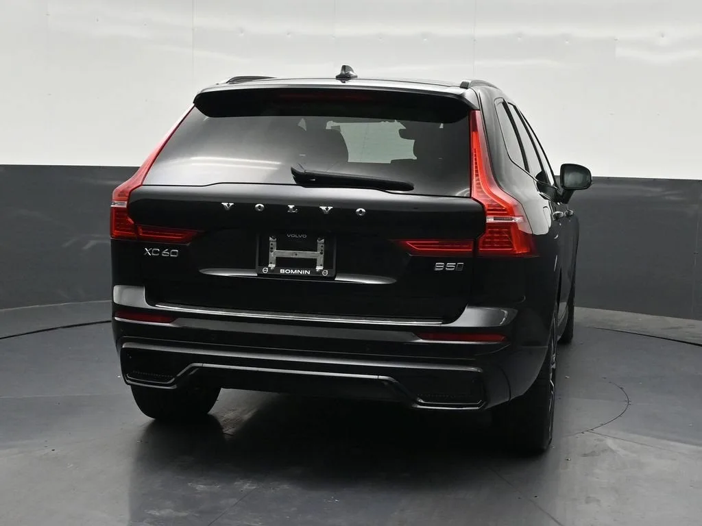 2024 Volvo XC60 B5 Plus Dark Theme photo 5