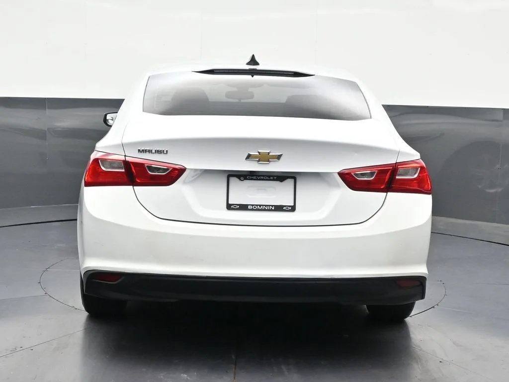 2022 Chevrolet Malibu LS photo 4