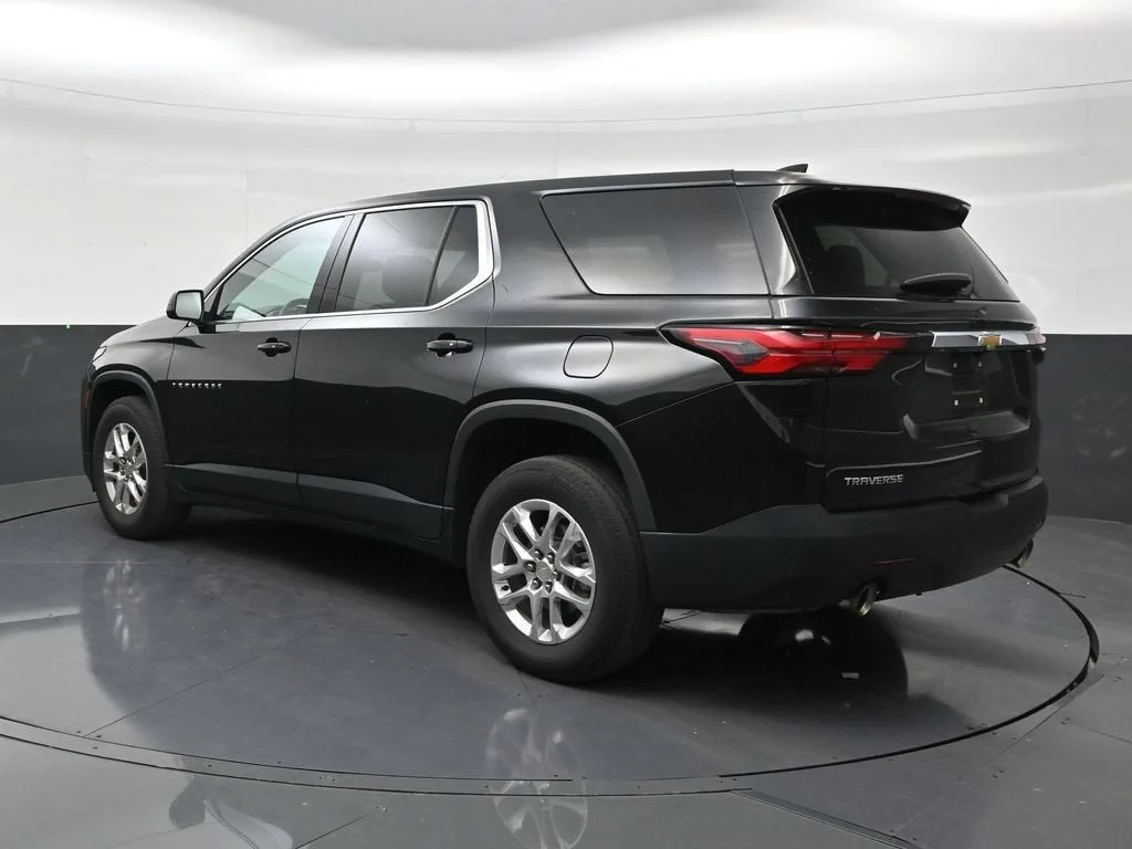 2023 Chevrolet Traverse LS photo 3
