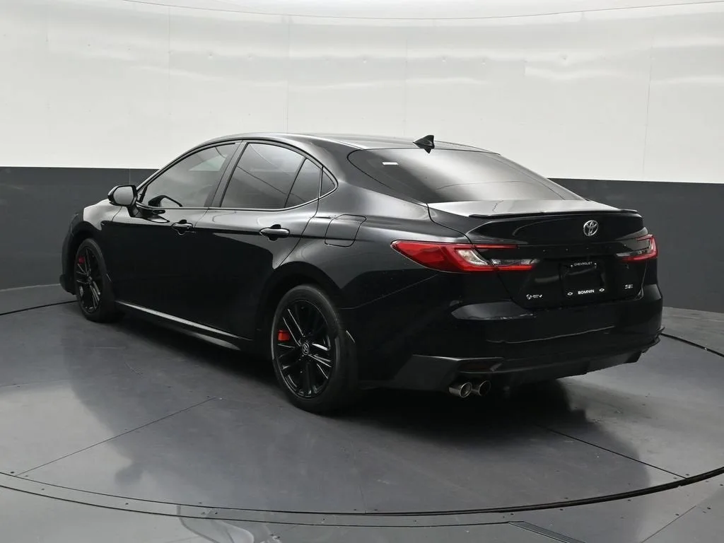 2025 Toyota Camry SE photo 3