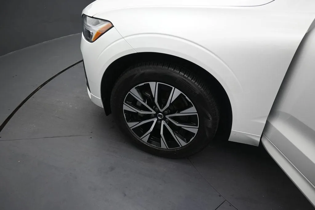 2024 Volvo XC60 B5 Core Dark Theme photo 11