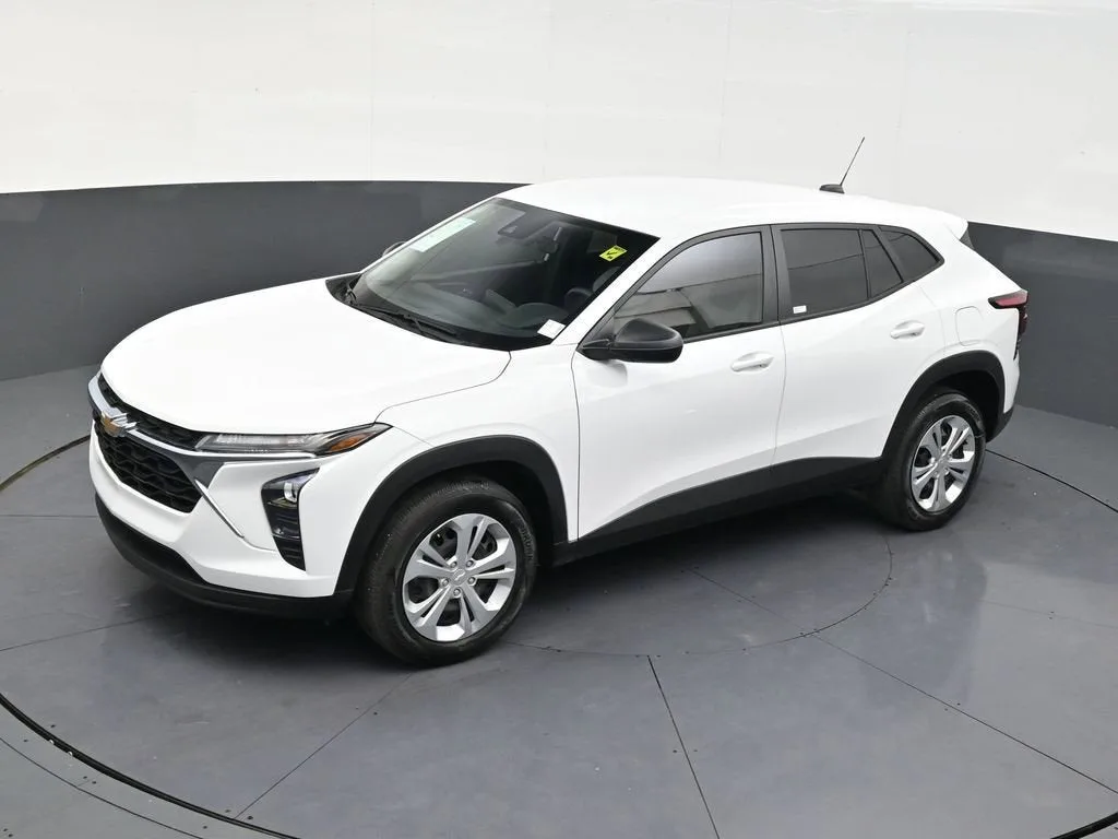 2025 Chevrolet Trax LS photo 12