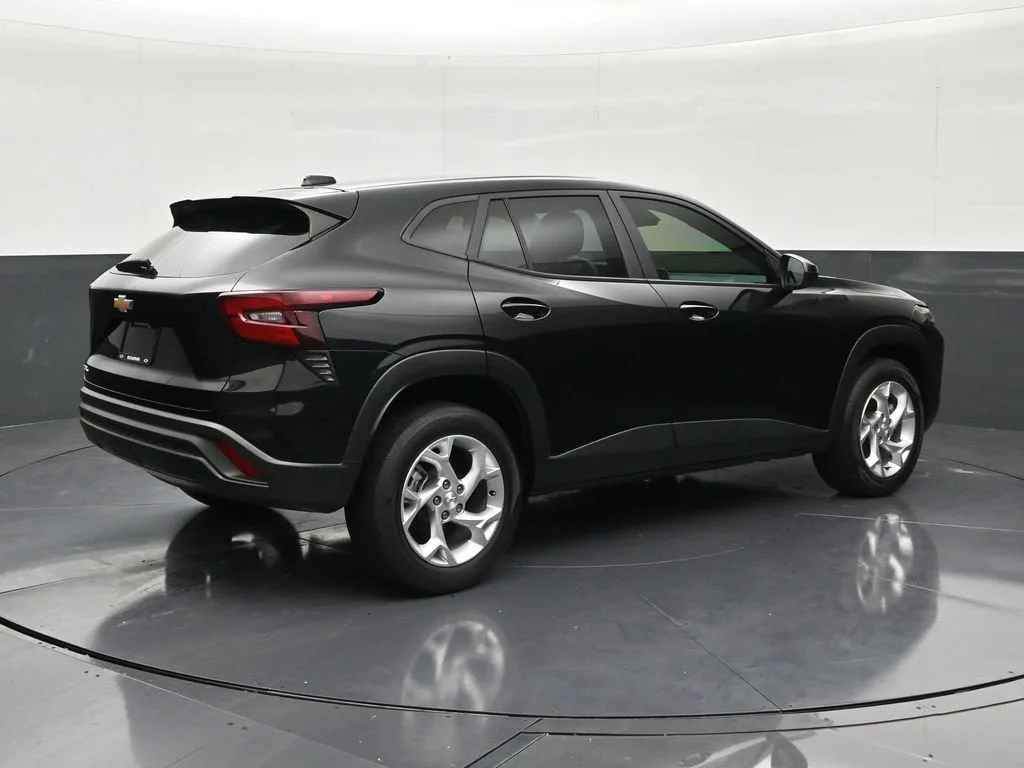 2024 Chevrolet Trax LS photo 5