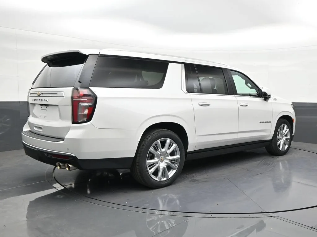 2023 Chevrolet Suburban High Country photo 5