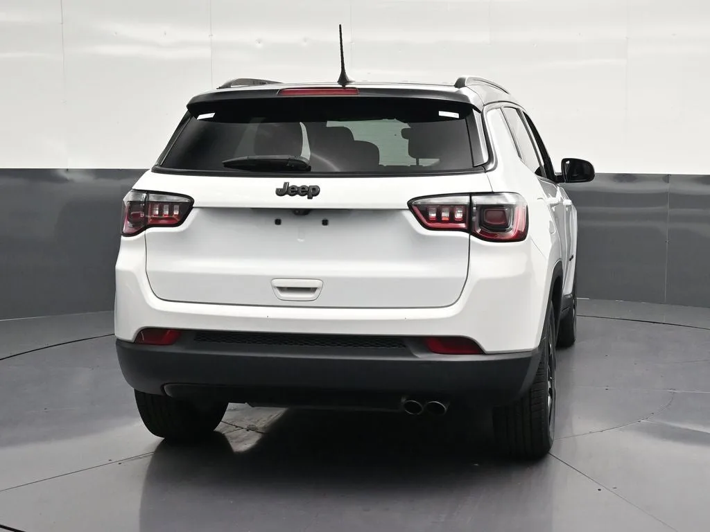 2022 Jeep Compass Latitude photo 2