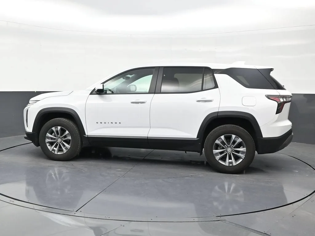 2025 Chevrolet Equinox LT photo 2
