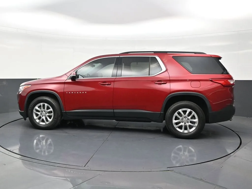 2021 Chevrolet Traverse LT Cloth photo 2