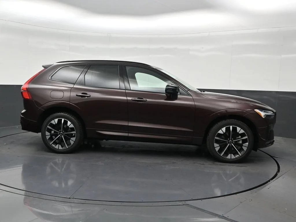 2026 Volvo XC60 Plus photo 7