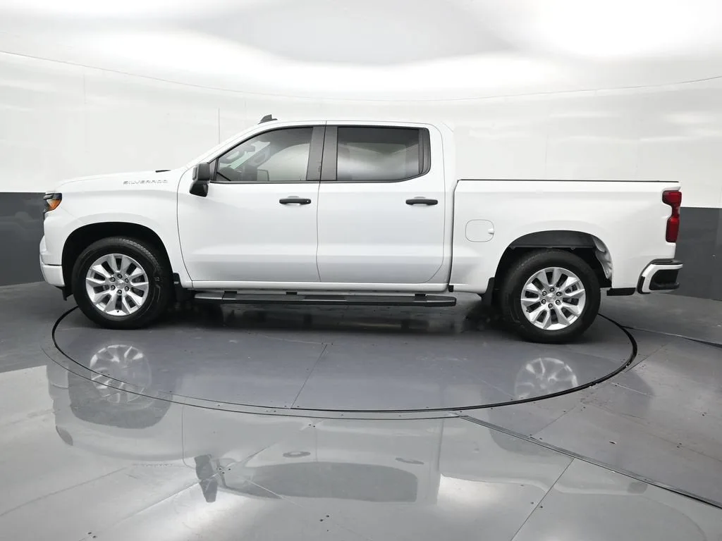 2024 Chevrolet Silverado 1500 Custom photo 2